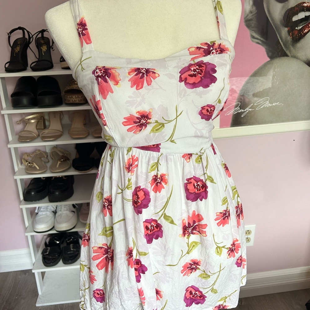 🌸White and pink floral dress with adjustable straps, featuring a flattering fit - Picture 1 of 5